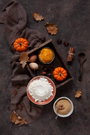 Foto de Ingredientes para cannabos caseros de calabaza dulce, bollos con canela - Imagen libre de derechos