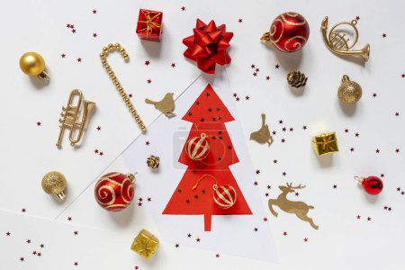 Foto de Composición plana festiva de Navidad con bolas de Navidad, decoraciones y cajas de regalo - Imagen libre de derechos