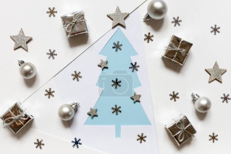 Foto de Navidad festiva plana composición laica con bolas de Navidad y cajas de regalo - Imagen libre de derechos