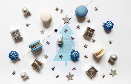 Téléchargez les photos : Composition plate et festive de Noël avec boules de Noël, macarons macarons et coffrets cadeaux - en image libre de droit