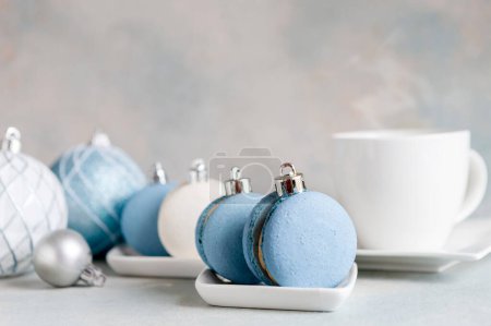 Foto de Composición navideña con macarrones macaroon y bolas navideñas en azul - Imagen libre de derechos