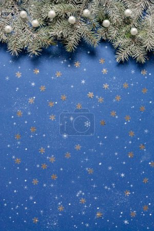 Foto de Navidad festivo fondo nevado con ramas de abeto y s - Imagen libre de derechos