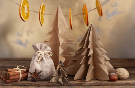Foto de Decoración hecha a mano de Navidad y Año Nuevo hecha de papel y otros materiales naturales orgánicos - Imagen libre de derechos