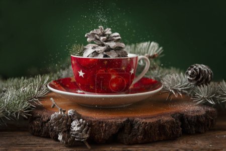 Foto de Navidad festiva, composición de Año Nuevo con cono nevado en la copa roja y ramas de abeto - Imagen libre de derechos