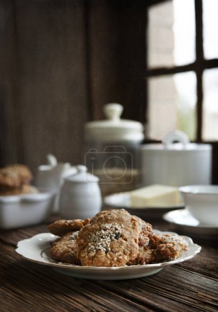 Téléchargez les photos : Biscuits à l'avoine maison traditionnels aux graines de sésame et de tournesol et ingrédients pour les cuire - en image libre de droit
