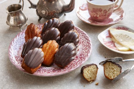 Foto de Galletas clásicas caseras tradicionales de limón Madeleine francés en glaseado de chocolate - Imagen libre de derechos