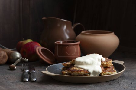 Foto de Panqueques de patata tradicionales Levivot Latkes Draniki, Hash marrones con crema agria - Imagen libre de derechos