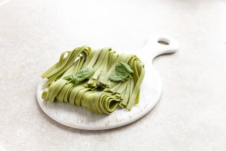 Téléchargez les photos : Pâtes italiennes tagliatelles maison aux épinards verts non cuites gros plan - en image libre de droit