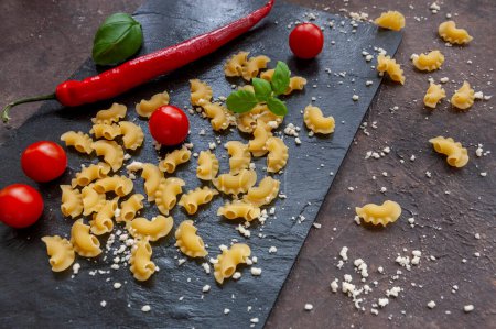 Ungekochte Creste di Gallo Nudeln und Zutaten für die Küche