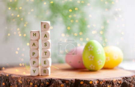 Frohe Ostern Glückwünsche zu verstreuten festlichen Eiern Hintergrund