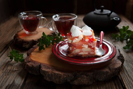 Téléchargez les photos : Doux tiramisu maison frais dessert au confit d'orange sanguine - en image libre de droit