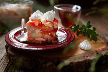 Téléchargez les photos : Doux tiramisu maison frais dessert au confit d'orange sanguine - en image libre de droit