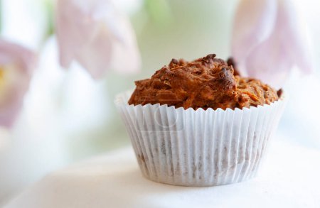 Téléchargez les photos : Cupcake maison aux fruits confits. Mise au point sélective, gros plan - en image libre de droit