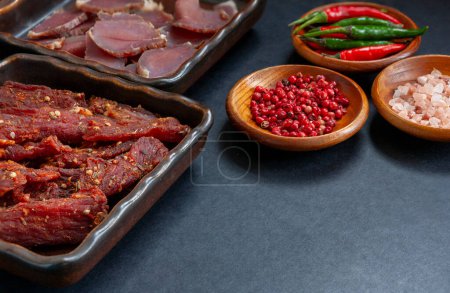 Téléchargez les photos : Viande de bœuf séchée biltong saccadé au piment fort piment et épice - en image libre de droit