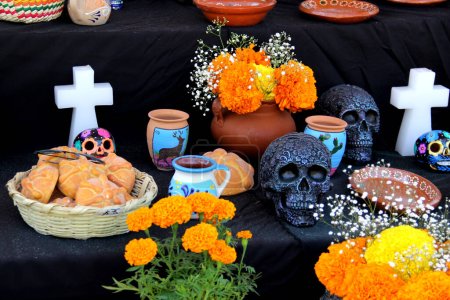 Téléchargez les photos : Jalisco, Mexique - 25 octobre 2022 : Les 1er et 2 novembre, les Mexicains font des offrandes pour la Journée des Morts : autels pleins de couleurs, de saveurs et d'odeurs qui sont placés chaque année pour honorer la mémoire - en image libre de droit