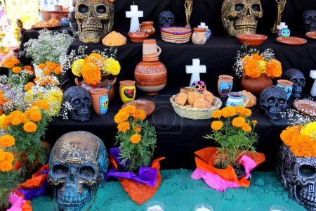 Téléchargez les photos : Jalisco, Mexique - 25 octobre 2022 : Les 1er et 2 novembre, les Mexicains font des offrandes pour la Journée des Morts : autels pleins de couleurs, de saveurs et d'odeurs qui sont placés chaque année pour honorer la mémoire - en image libre de droit