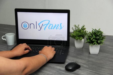 Téléchargez les photos : Mexico, Mexique - 9 Nov 2022 : OnlyFans est une application avec une plate-forme d'abonnement pour le contenu exclusif, qui est devenu l'un des plus populaires au Mexique - en image libre de droit