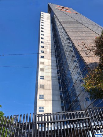 Foto de Ciudad de México, México - 06 abr 2023: La Torre Insignia o Torre Banobras es un rascacielos en forma de prisma triangular en Tlatelolco tiene el carillón más grande de América - Imagen libre de derechos