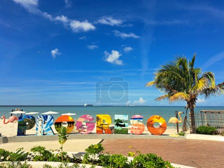Foto de Progreso, Yucatán, México - Nov 23 2022: Ciudad portuaria de la península, una parada para cruceros que atracan en su emblemático muelle largo. El Malecón es un paseo marítimo en la costa del océano - Imagen libre de derechos