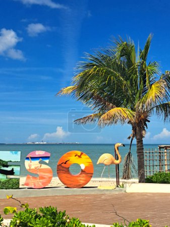 Foto de Progreso, Yucatán, México - Nov 23 2022: Ciudad portuaria de la península, una parada para cruceros que atracan en su emblemático muelle largo. El Malecón es un paseo marítimo en la costa del océano - Imagen libre de derechos