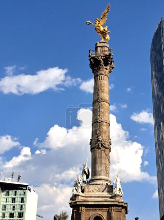 Téléchargez les photos : Mexico, Mexique - 24 avril 2023 : Le Monument de l'Ange de l'Indépendance est une colonne honorifique située sur l'avenue Paseo de la Reforma, icône culturelle et lieu de célébrations et de manifestations - en image libre de droit