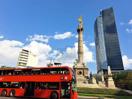 Téléchargez les photos : Mexico, Mexique - 24 avril 2023 : Le Monument de l'Ange de l'Indépendance est une colonne honorifique située sur l'avenue Paseo de la Reforma, icône culturelle et lieu de célébrations et de manifestations - en image libre de droit