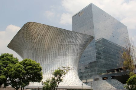 Foto de Ciudad de México, México - 19 jul 2023: Museo Soumaya en Plaza Carso donde se conserva, protege e investiga la colección de arte de la Fundación Carlos Slim en el área de Polanco - Imagen libre de derechos