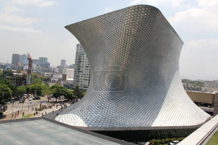 Foto de Ciudad de México, México - 19 jul 2023: Museo Soumaya en Plaza Carso donde se conserva, protege e investiga la colección de arte de la Fundación Carlos Slim en el área de Polanco - Imagen libre de derechos