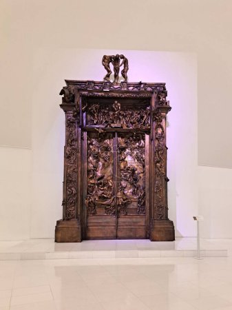 Foto de Ciudad de México, México - 19 jul 2023: La Puerta del Infierno, escultura monumental creada por Auguste Rodin en el Museo Soumaya - Imagen libre de derechos