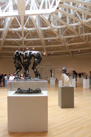 Foto de Ciudad de México, México - 19 de julio de 2023: Interior del Museo Soumaya, sala de exposiciones con obras de Auguste Rodin que en el centro muestra la escultura de bronce Las Tres Sombras - Imagen libre de derechos