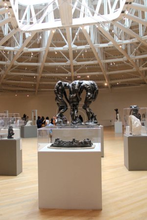 Foto de Ciudad de México, México - 19 de julio de 2023: Interior del Museo Soumaya, sala de exposiciones con obras de Auguste Rodin que en el centro muestra la escultura de bronce Las Tres Sombras - Imagen libre de derechos