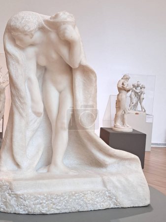 Foto de Ciudad de México, México - 19 de julio de 2023: La Sala de Exposiciones de la Era Rodin en el Museo Soumaya con las obras más importantes del escultor francés - Imagen libre de derechos