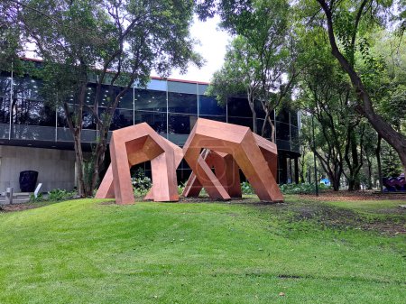Téléchargez les photos : Mexico, Mexique - 2 août 2023 : Sculptures au Museo de Arte Moderno (MAM) lieu culturel dédié à l'art mexicain, situé sur Paseo de la Reforma, à l'intérieur de la Bosque de Chapultepec - en image libre de droit