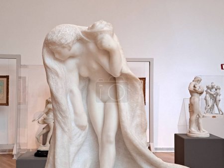 Foto de Ciudad de México, México - 19 de julio de 2023: La Sala de Exposiciones de la Era Rodin en el Museo Soumaya con las obras más importantes del escultor francés - Imagen libre de derechos
