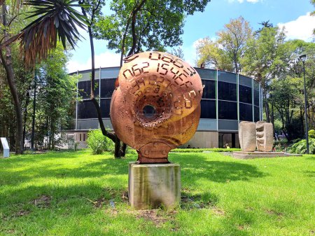 Téléchargez les photos : Mexico, Mexique - 2 août 2023 : Sculptures au Musée d'Art Moderne (MAM) lieu culturel dédié à l'art mexicain, situé sur le Paseo de la Reforma, à l'intérieur de la Bosque de Chapultepec - en image libre de droit
