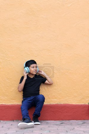 Foto de Brown Latino Niño de 9 años con auriculares anti-ruido para niños con síndrome de asperger, trastorno del espectro autista, TDAH y niños con sensibilidad a ruidos fuertes - Imagen libre de derechos