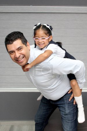 Single geschiedener Vater und 4-jährige Tochter in Schuluniform brünette Latinos spielen und verbringen Zeit nach der Schule zusammen Vatertag feiern