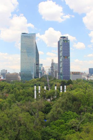 Téléchargez les photos : Mexico, Mexique - 9 août 2023 : Vue sur les gratte-ciel de l'avenue Reforma depuis la terrasse du château de Chapultepec - en image libre de droit