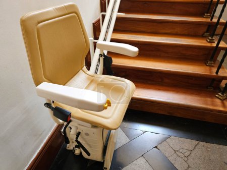 Ein Treppenlift zum Auf- und Absteigen von Treppen ist ein Aufzugssystem, das für ältere Menschen oder Menschen mit Mobilitätsproblemen bestimmt ist und uns mithilfe eines Führers durch einen mechanisierten Stuhl bewegt.