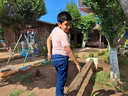 Téléchargez les photos : Enfant latino-américain de 9 ans pratiquant des exercices d'équilibre pour la réadaptation des troubles du spectre autistique TSA - en image libre de droit