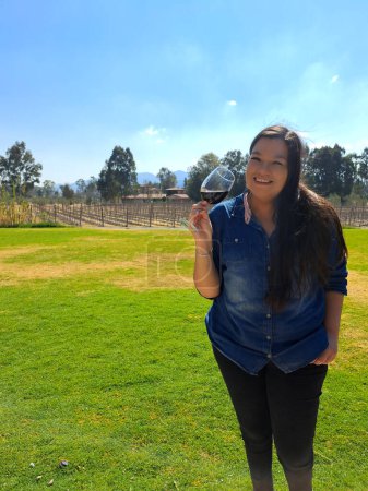 Latina erwachsene Frau genießt ein Glas Wein im Freien für gesundheitliche Vorteile wie die Senkung des Cholesterinspiegels, das Risiko von Arthritis oder Krebs, die Verbesserung der psychischen Gesundheit und der Verdauung