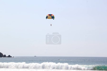 Parasailing, Parascending oder Parakiting ist eine Wasseraktivität, bei der eine Person, die an einem Fallschirm befestigt ist, mit Geschwindigkeit von einem Boot gezogen wird, wodurch sie sich über dem Wasser erhebt.
