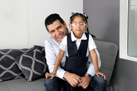 Divorcé père célibataire avec sa fille latina brune de 4 ans habillée en uniforme scolaire passer du temps de qualité ensemble après l'école
