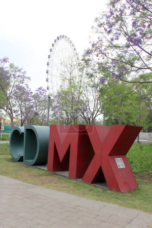 Téléchargez les photos : Mexico, Mexique - 20 mars 2024 : La roue Aztlan 360 de Fortune, une icône urbaine de 85 mètres de haut, pièce maîtresse du parc urbain Aztlan, dans la deuxième section de la forêt de Chapultepec - en image libre de droit