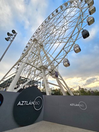 Téléchargez les photos : Mexico, Mexique - 20 mars 2024 : La roue Aztlan 360 de Fortune, une icône urbaine de 85 mètres de haut, pièce maîtresse du parc urbain Aztlan, dans la deuxième section de la forêt de Chapultepec - en image libre de droit