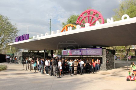 Téléchargez les photos : Mexico, Mexique - 20 mars 2024 : Parc Urbano Aztlan dans la deuxième section de la forêt de Chapultepec un parc d'attractions avec des jeux mécaniques et d'adresse - en image libre de droit