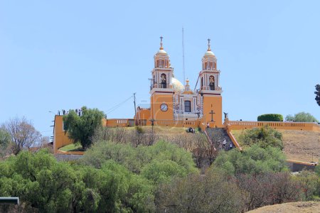 Téléchargez les photos : Cholula, Puebla, Mexique - 16 mars 2024 : La Grande Pyramide Tlachihualtepetl est la plus grande au monde et au sommet se trouve l'église Notre-Dame des Remèdes - en image libre de droit