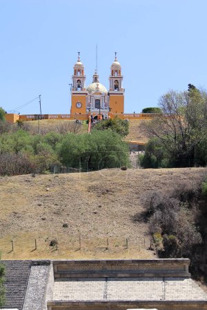 Foto de Cholula, Puebla, México - Mar 16 2024: La Gran Pirámide Tlachihualtepetl es la más grande del mundo y en la cima está la Iglesia de Nuestra Señora de los Remedios - Imagen libre de derechos