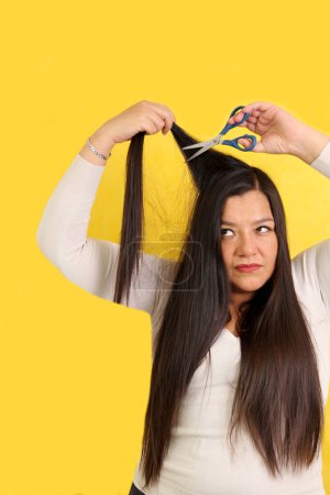 40-jährige Latina leidet unter beschädigten Haaren und schneidet sich die Spliss-Enden mit der Schere ab, verzweifelt nach dem Schaden