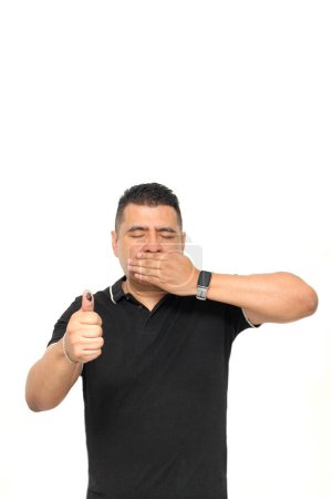 Téléchargez les photos : Homme adulte latino à la peau foncée montre son pouce encré à l'encre électorale indélébile après avoir marqué son vote libre et secret dans la boîte - en image libre de droit